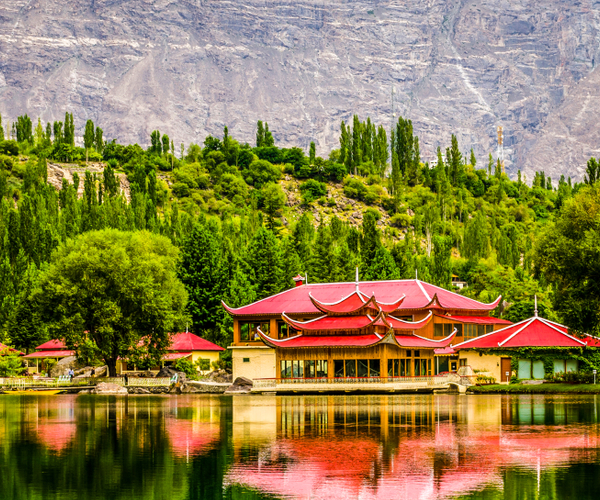 Resort-shadow-in-the-lake-in-the-Gilgit-Baltistan-region-of-Pakistan-Image-1000×500